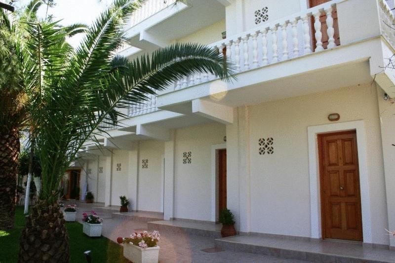 Posidonia Pension Amarynthos Eksteriør billede