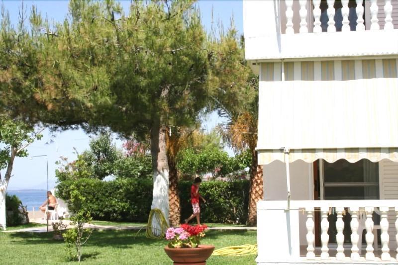 Posidonia Pension Amarynthos Eksteriør billede