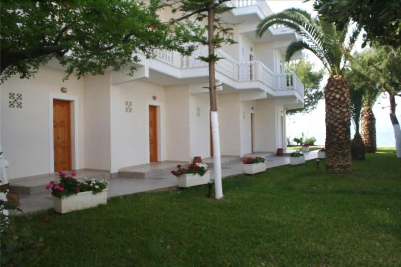 Posidonia Pension Amarynthos Eksteriør billede
