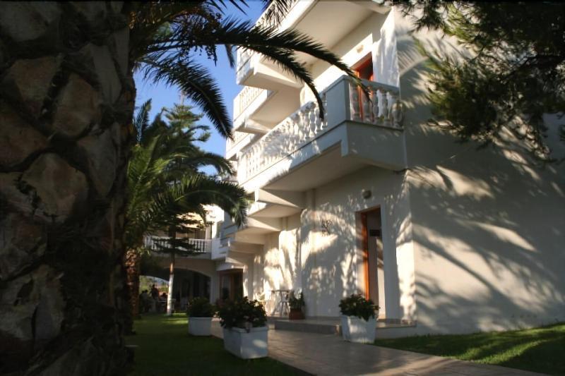 Posidonia Pension Amarynthos Eksteriør billede