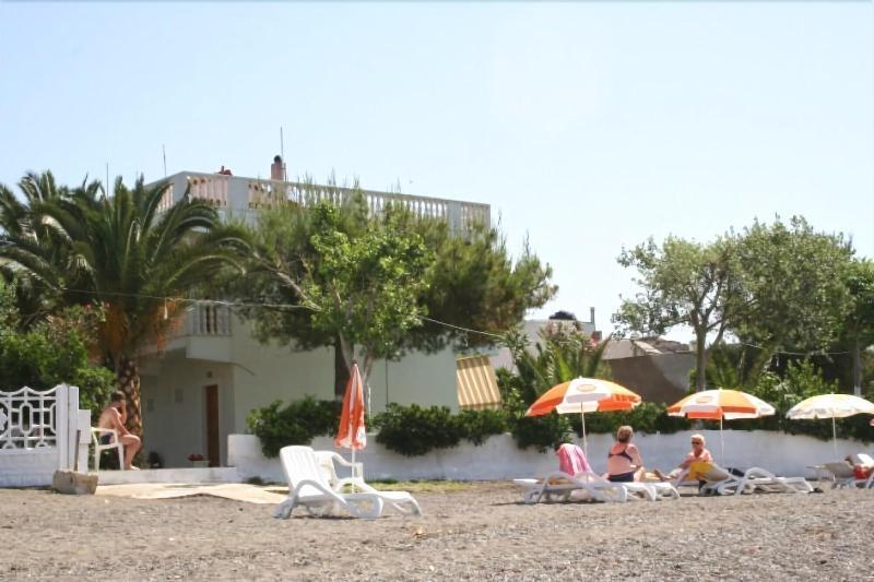 Posidonia Pension Amarynthos Eksteriør billede