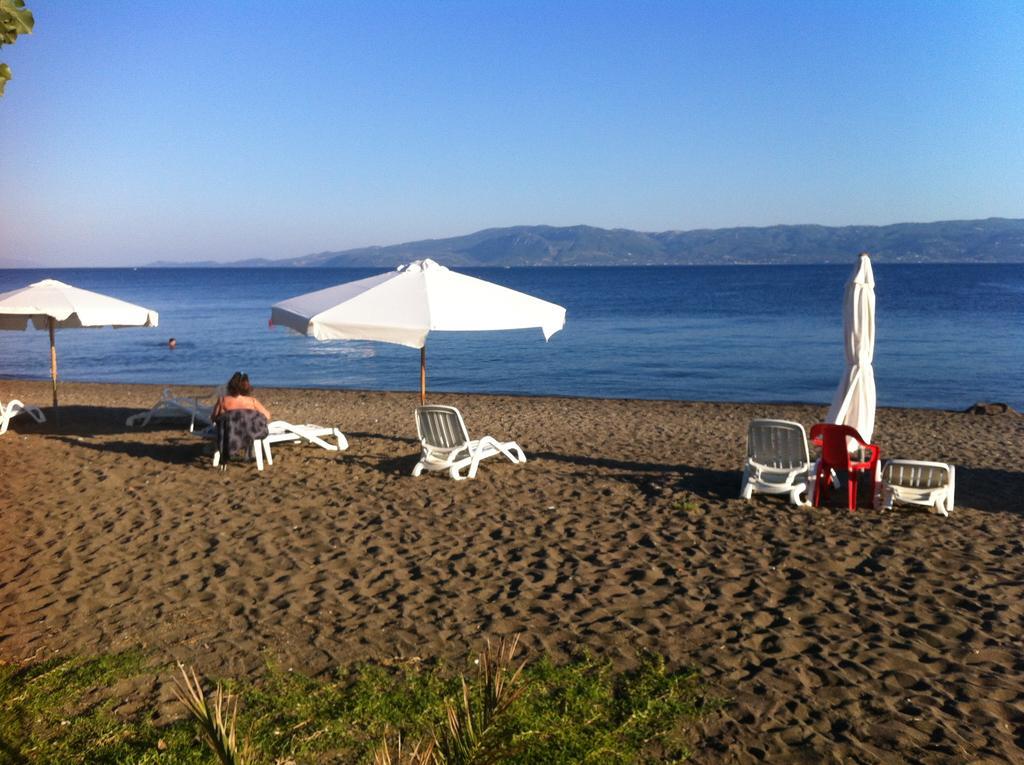 Posidonia Pension Amarynthos Eksteriør billede