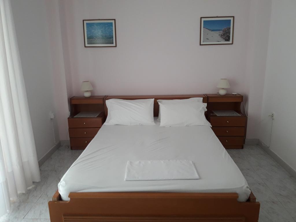 Posidonia Pension Amarynthos Eksteriør billede