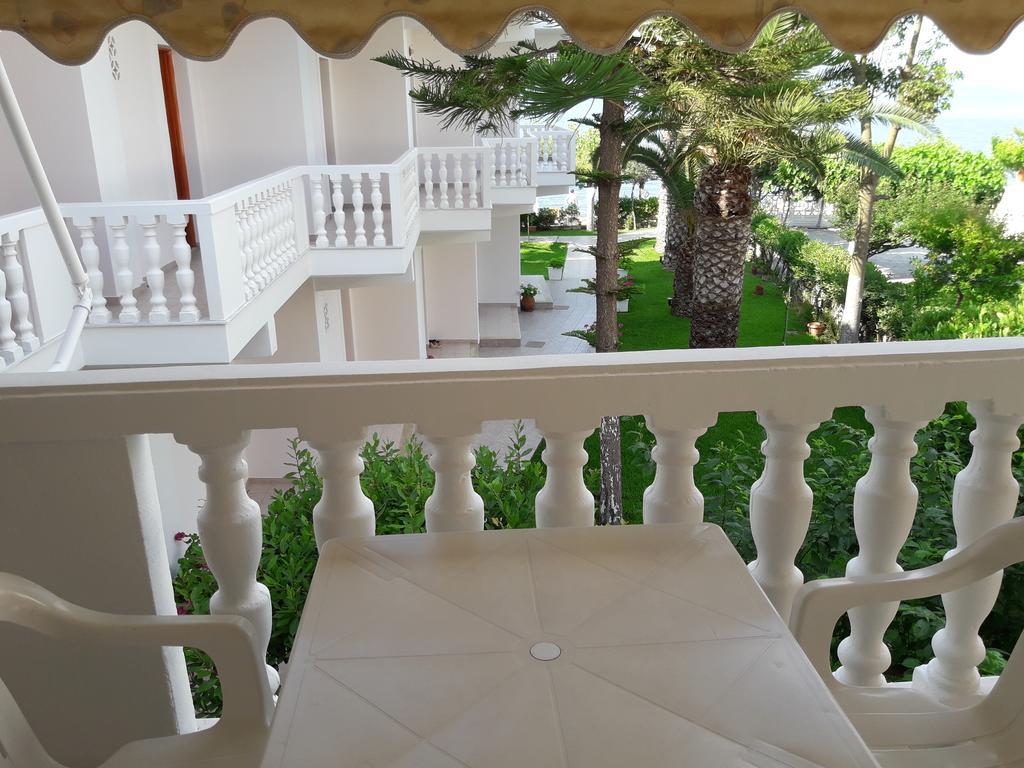Posidonia Pension Amarynthos Eksteriør billede